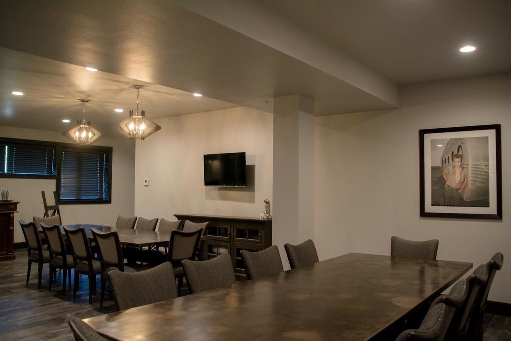 Okoboji Commons Hotel Extérieur photo